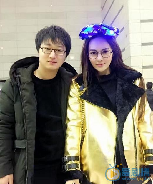 王奕心与人合照 王奕心高清写真_王奕心高清剧照