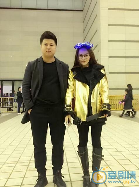 王奕心与人合照 王奕心高清写真_王奕心高清剧照