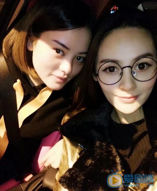 王奕心与人合照 王奕心高清写真_王奕心高清剧照