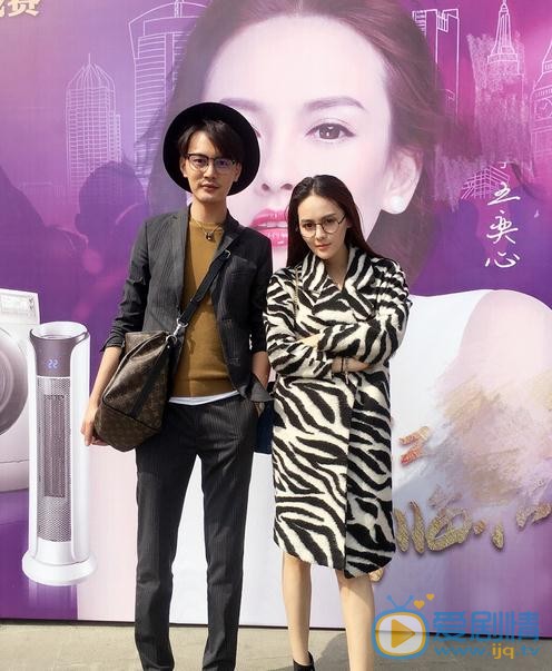 王奕心与人合照 王奕心高清写真_王奕心高清剧照