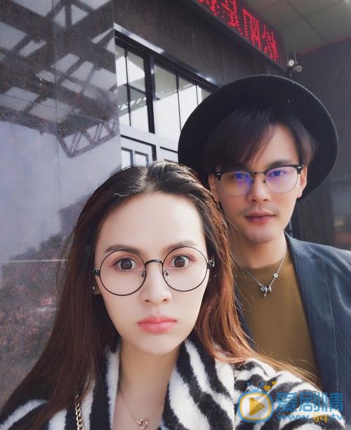 王奕心与人合照 王奕心高清写真_王奕心高清剧照