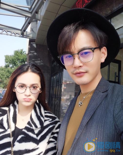 王奕心与人合照 王奕心高清写真_王奕心高清剧照