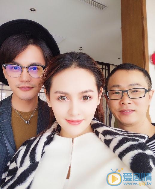 王奕心与人合照 王奕心高清写真_王奕心高清剧照
