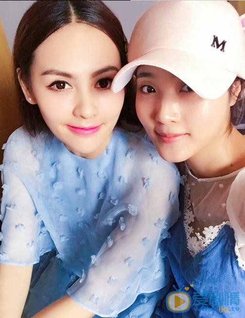王奕心与人合照 王奕心高清写真_王奕心高清剧照