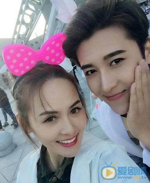 王奕心与人合照 王奕心高清写真_王奕心高清剧照