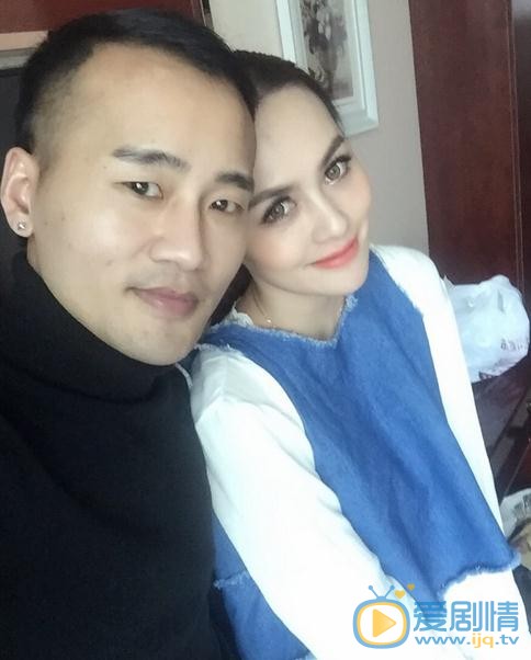 王奕心与人合照 王奕心高清写真_王奕心高清剧照