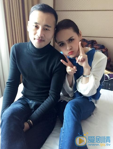 王奕心与人合照 王奕心高清写真_王奕心高清剧照