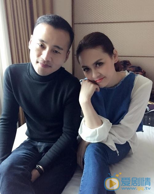 王奕心与人合照 王奕心高清写真_王奕心高清剧照
