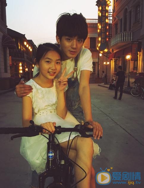 李砚与人合照 李砚高清写真_李砚高清剧照