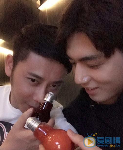 李砚与人合照 李砚高清写真_李砚高清剧照