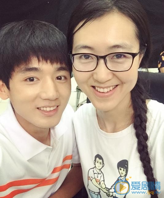 李砚与人合照 李砚高清写真_李砚高清剧照