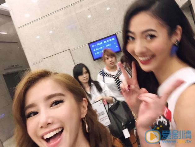 李佳颖与人合照 李佳颖高清写真_李佳颖高清剧照