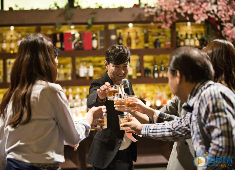 朱镇模《拖旅行箱的女人》剧照 朱镇模高清写真_朱镇模高清剧照