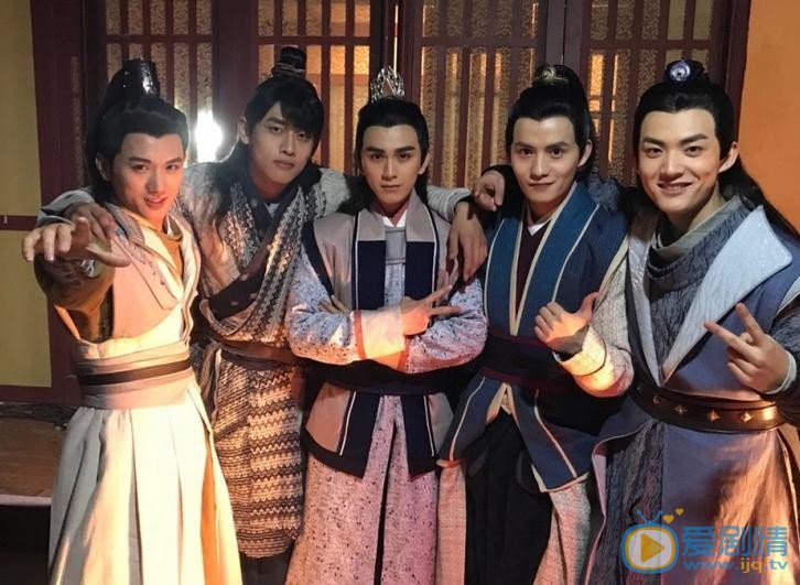 王天辰与人合照 王天辰高清写真_王天辰高清剧照