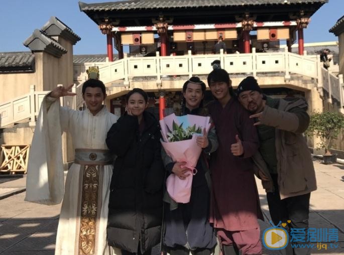 王天辰与人合照 王天辰高清写真_王天辰高清剧照