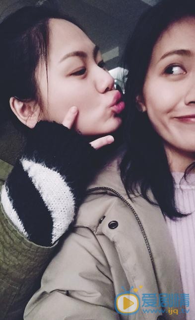 杨小兰与人合照 杨小兰高清写真_杨小兰高清剧照