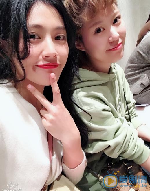 杨小兰与人合照 杨小兰高清写真_杨小兰高清剧照