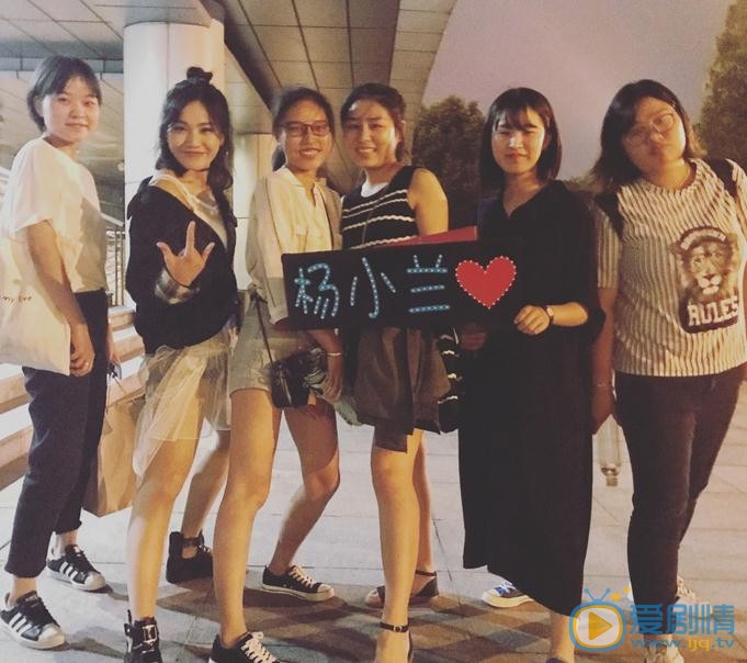 杨小兰与人合照 杨小兰高清写真_杨小兰高清剧照