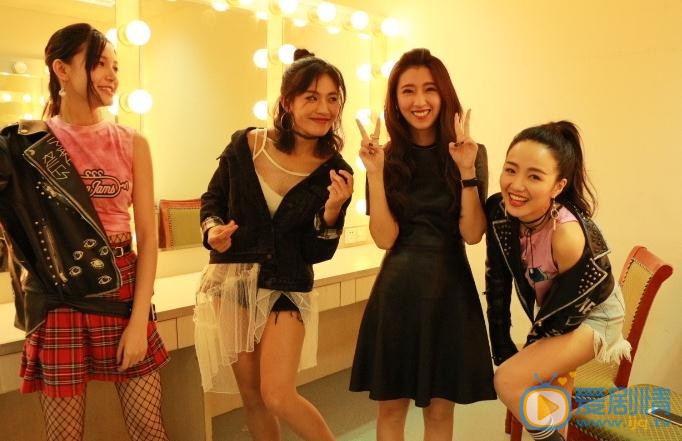 杨小兰与人合照 杨小兰高清写真_杨小兰高清剧照