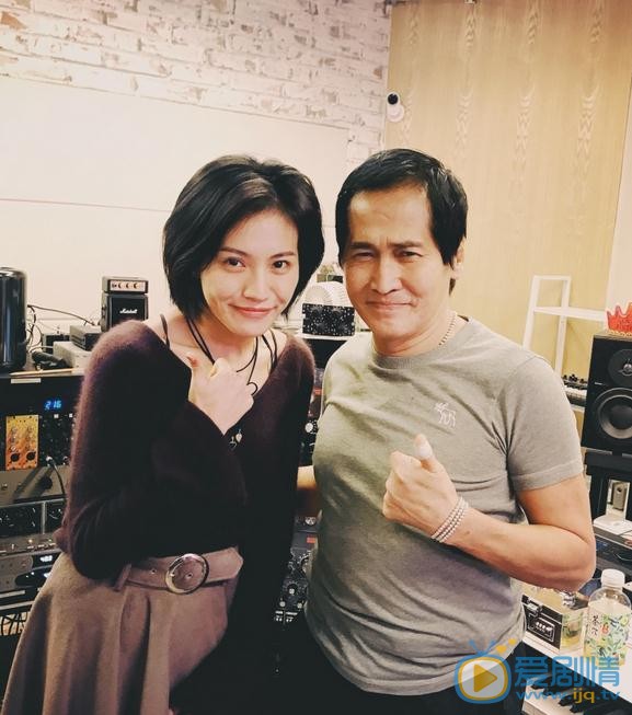 杨小兰与人合照 杨小兰高清写真_杨小兰高清剧照