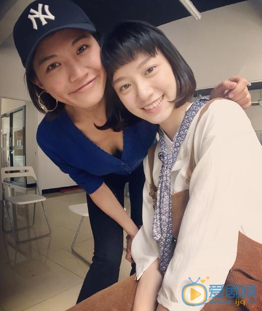 杨小兰与人合照 杨小兰高清写真_杨小兰高清剧照