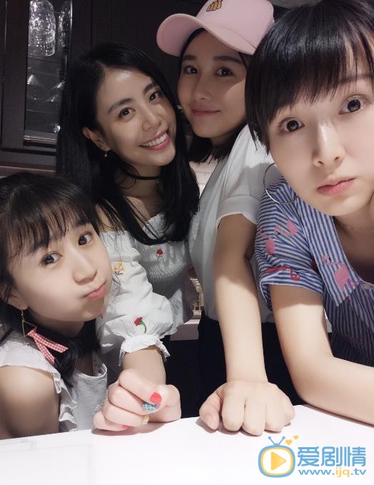 鲁佳妮朋友合照 鲁佳妮高清写真_鲁佳妮高清剧照