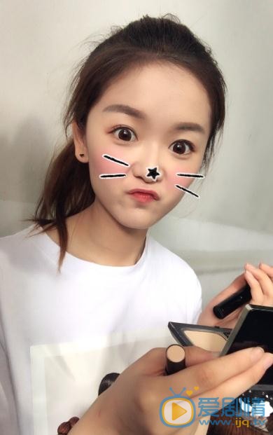 张馨月与人合照 张馨月高清写真_张馨月高清剧照