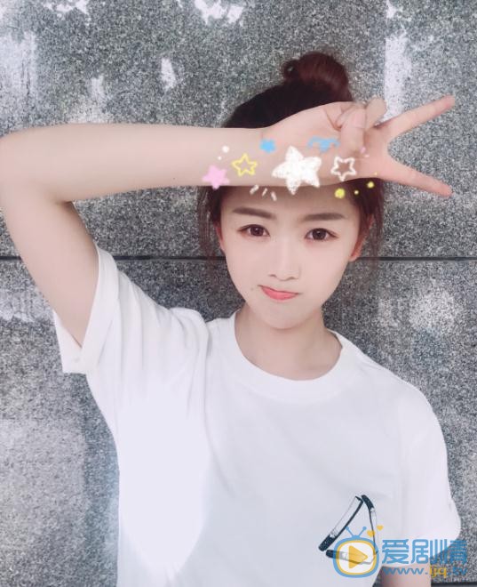 张馨月与人合照 张馨月高清写真_张馨月高清剧照