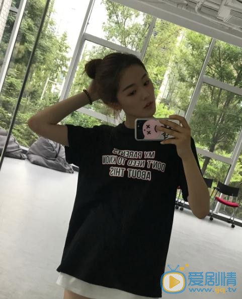 张馨月与人合照 张馨月高清写真_张馨月高清剧照