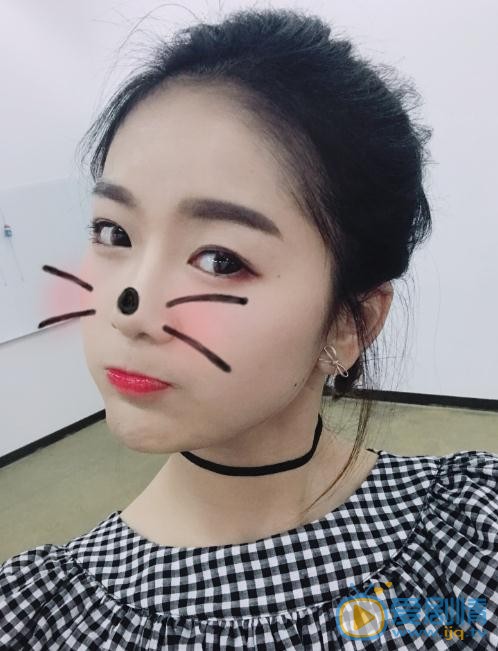 张馨月与人合照 张馨月高清写真_张馨月高清剧照