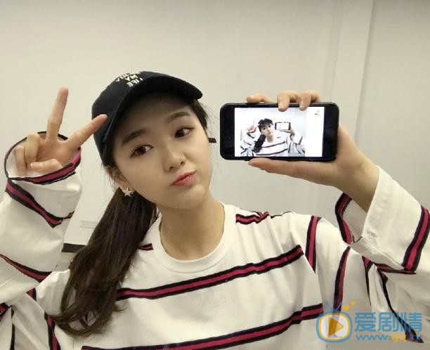 张馨月与人合照 张馨月高清写真_张馨月高清剧照