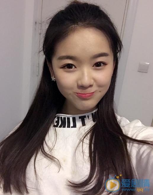 张馨月与人合照 张馨月高清写真_张馨月高清剧照