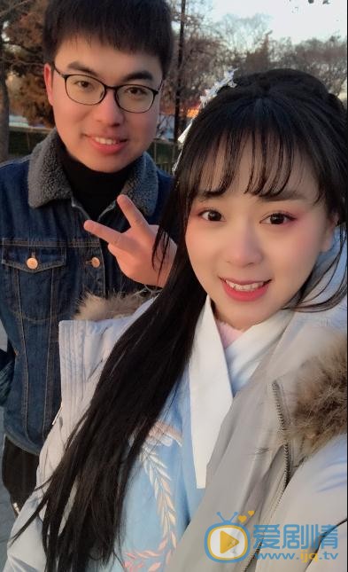 王珏萌与人合照 王珏萌高清写真_王珏萌高清剧照