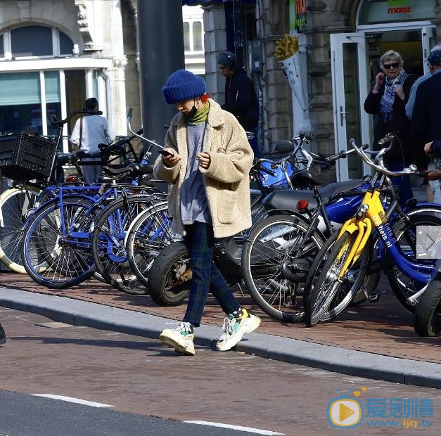 权志龙机场路透照 权志龙高清写真_权志龙高清剧照