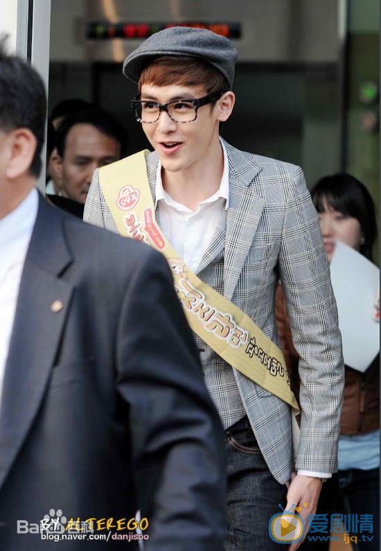 尼坤机场路透照 尼坤高清写真_尼坤高清剧照