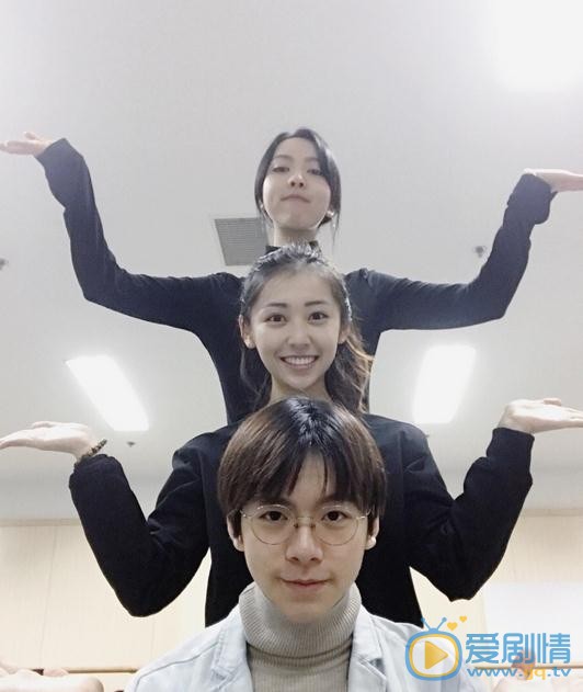 陈昊蓝与人合照 陈昊蓝高清写真_陈昊蓝高清剧照