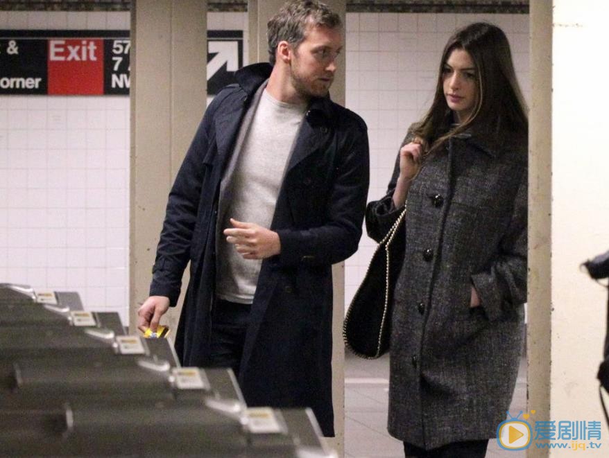 安妮·海瑟薇夫妻同框照 安妮·海瑟薇高清写真_安妮·海瑟薇高清剧照