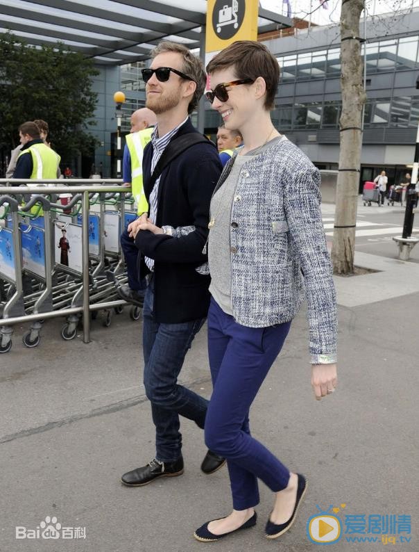 安妮·海瑟薇夫妻同框照 安妮·海瑟薇高清写真_安妮·海瑟薇高清剧照