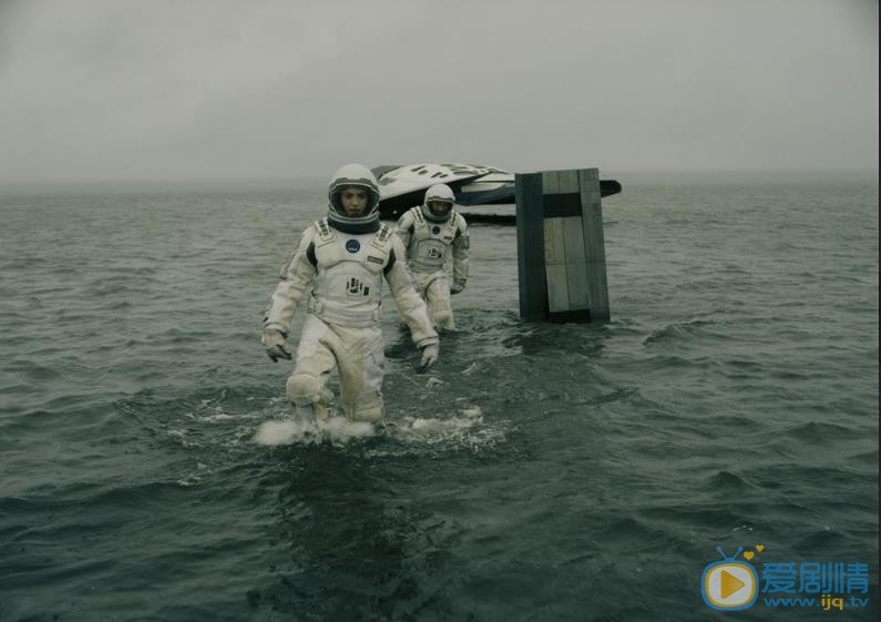 安妮·海瑟薇《星际穿越》剧照 安妮·海瑟薇高清写真_安妮·海瑟薇高清剧照