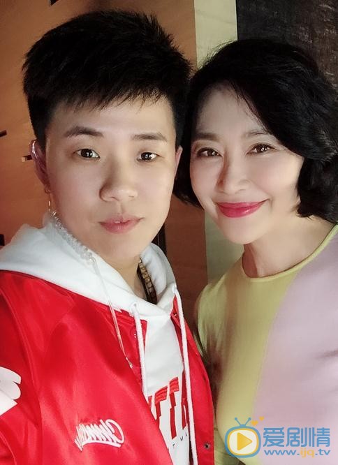 乔红与人合照 乔红高清写真_乔红高清剧照