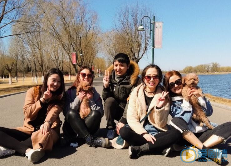 费伟妮与人合照 费伟妮高清写真_费伟妮高清剧照