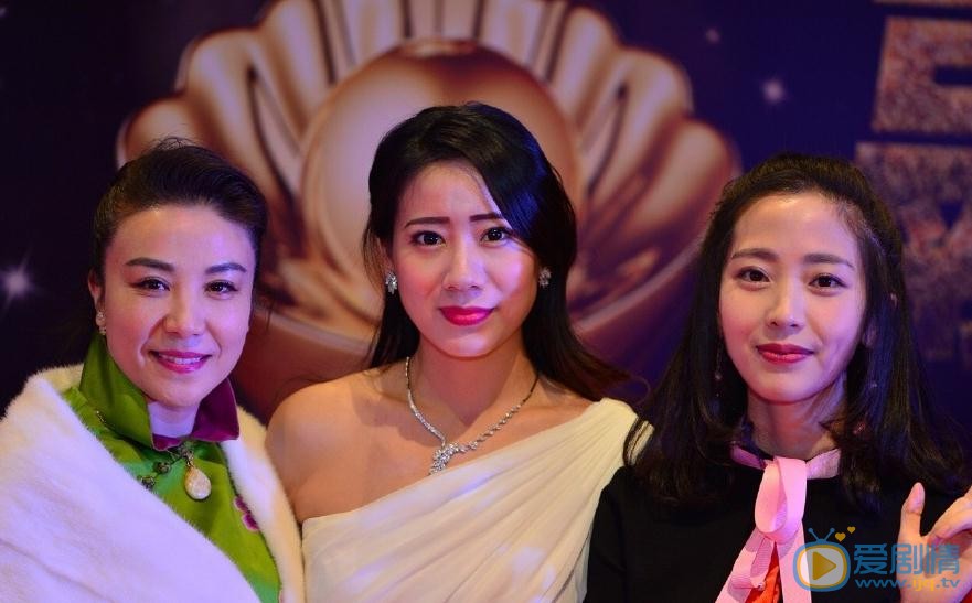 费伟妮与人合照 费伟妮高清写真_费伟妮高清剧照