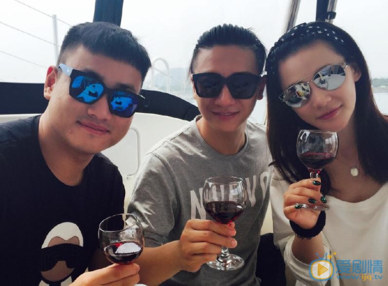 安雅萍与人合照 安雅萍高清写真_安雅萍高清剧照