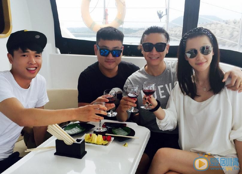 安雅萍与人合照 安雅萍高清写真_安雅萍高清剧照