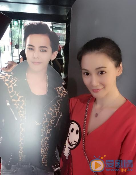 安雅萍与人合照 安雅萍高清写真_安雅萍高清剧照
