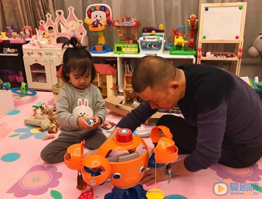 秦子越丈夫和女儿合照 秦子越高清写真_秦子越高清剧照