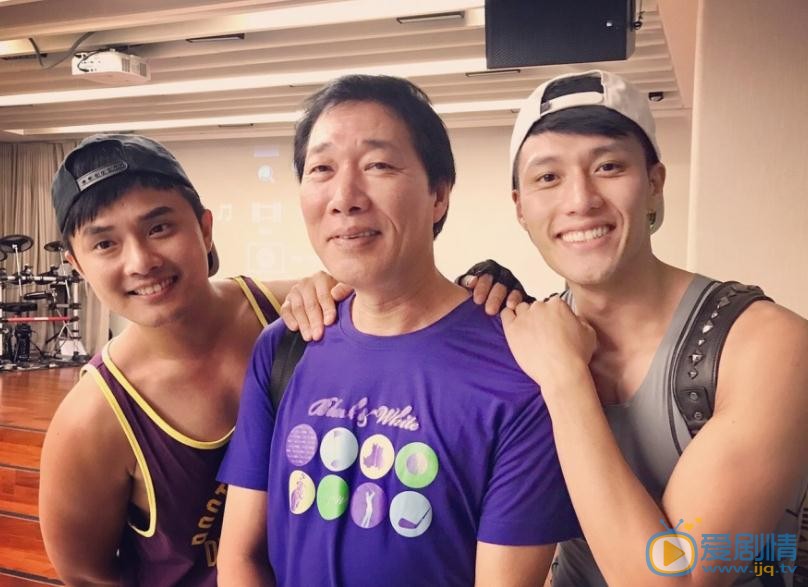 张睿家与人合照 张睿家高清写真_张睿家高清剧照