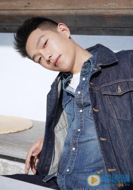 王锵街拍写真 王锵高清写真_王锵高清剧照