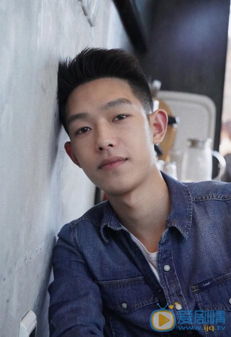 王锵街拍写真 王锵高清写真_王锵高清剧照