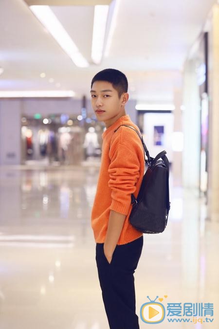 王锵街拍写真 王锵高清写真_王锵高清剧照